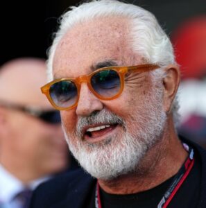 Vi presento Flavio Briatore, l'uomo che ha reso famosa la parola "scandalo" nel mondo della Formula...