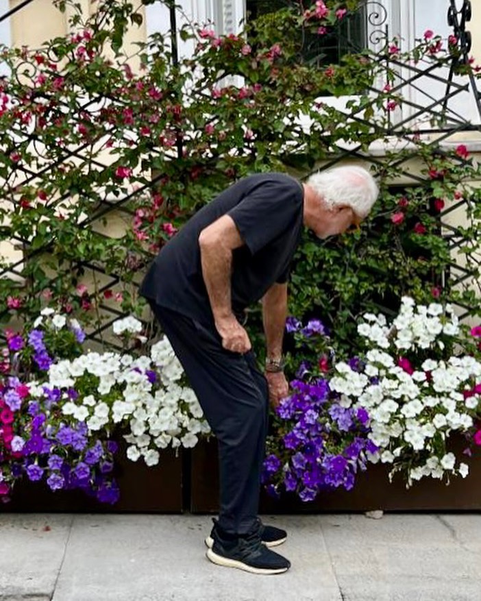 Flavio Briatore Iniziamo la giornata con un po’ di giardinaggio...