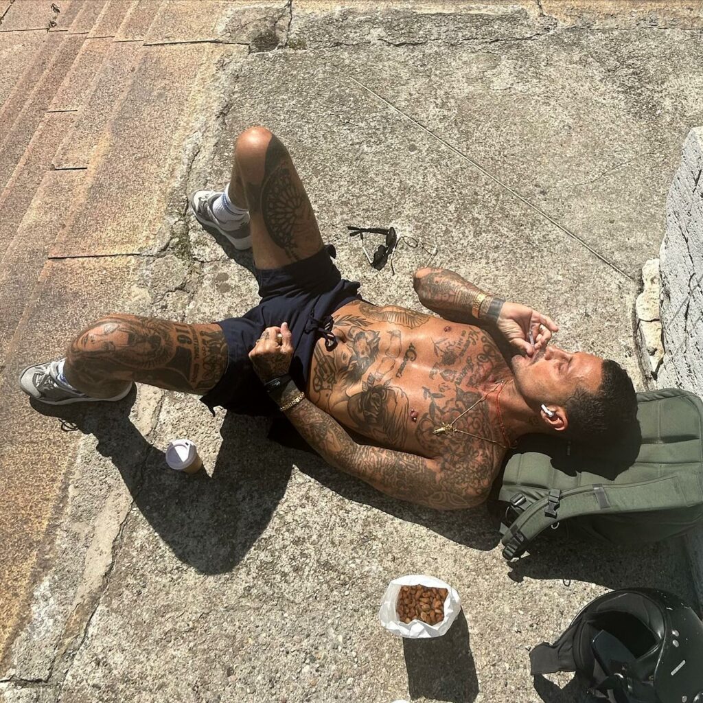 Fabrizio Corona, l'uomo che ha reso la parola "paparazzo" famosa in tutta Italia, è forse uno dei...