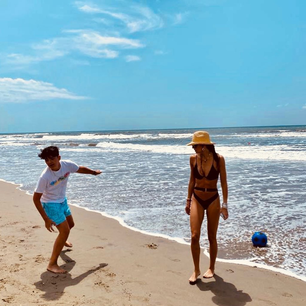 Elisabetta Gregoraci • Waves and my favourite person : the perfect combination...