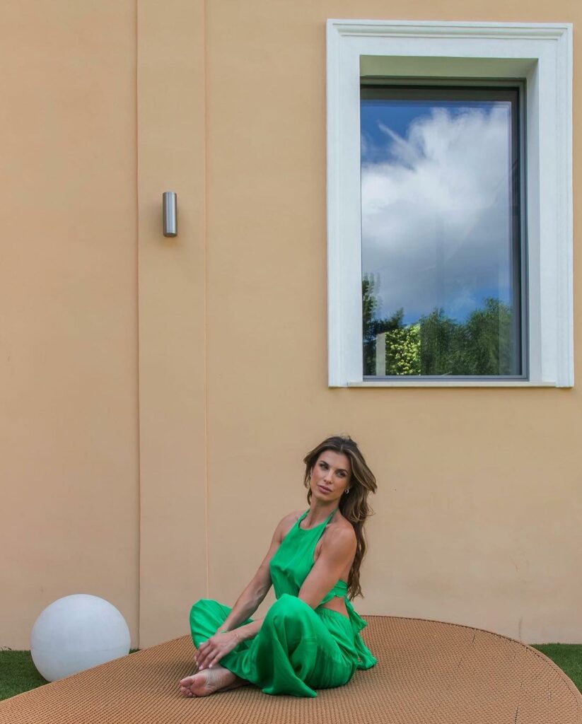 Elisabetta Canalis, A dream home that combines architecture, design, technology and nature, in the h… su Instagram stupisce i suoi fan