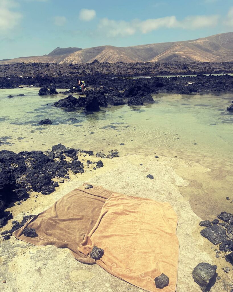 Selvaggia Lucarelli, Credo che Lanzarote mi piaccia perché mi piacciono le posizioni scomode…. su Instagram per i suoi fan