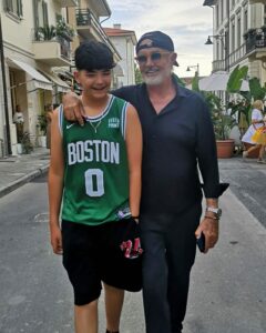 C'è una figura nel mondo dello spettacolo che, con il suo carattere eccentrico e la sua schiettezza...