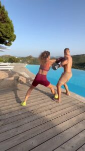 In un mondo in cui le celebrità sembrano uscire fuori da una fabbrica di cloni, Elisabetta Canalis...