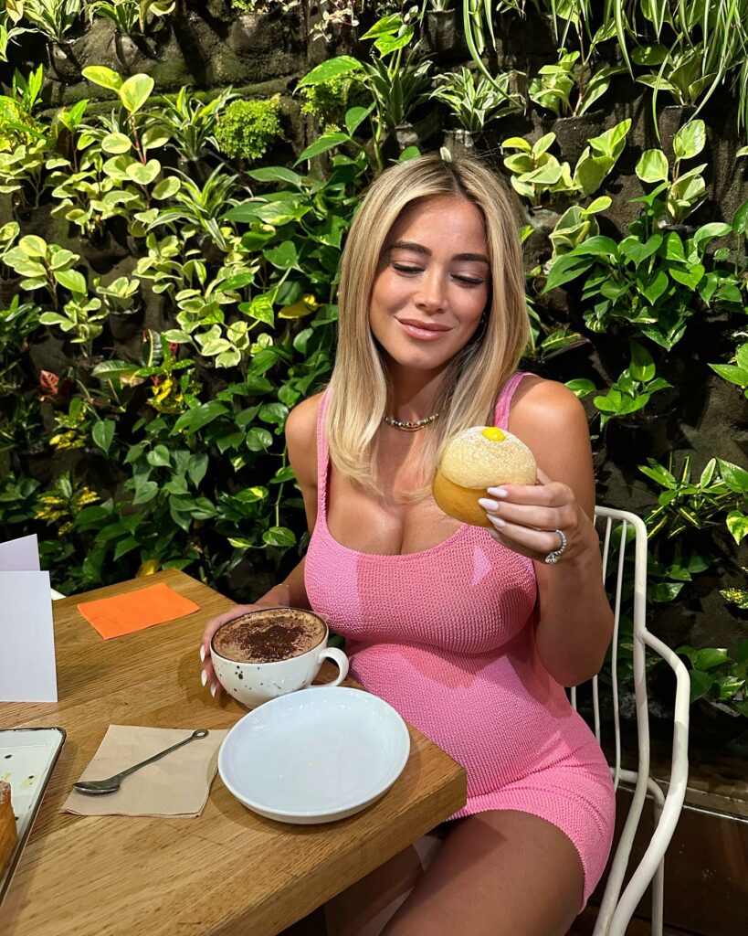 Diletta Leotta, Trova qualcuno che ti guardi come io guardo i dolci a colazione!… su Instagram “torna per” i suoi fan