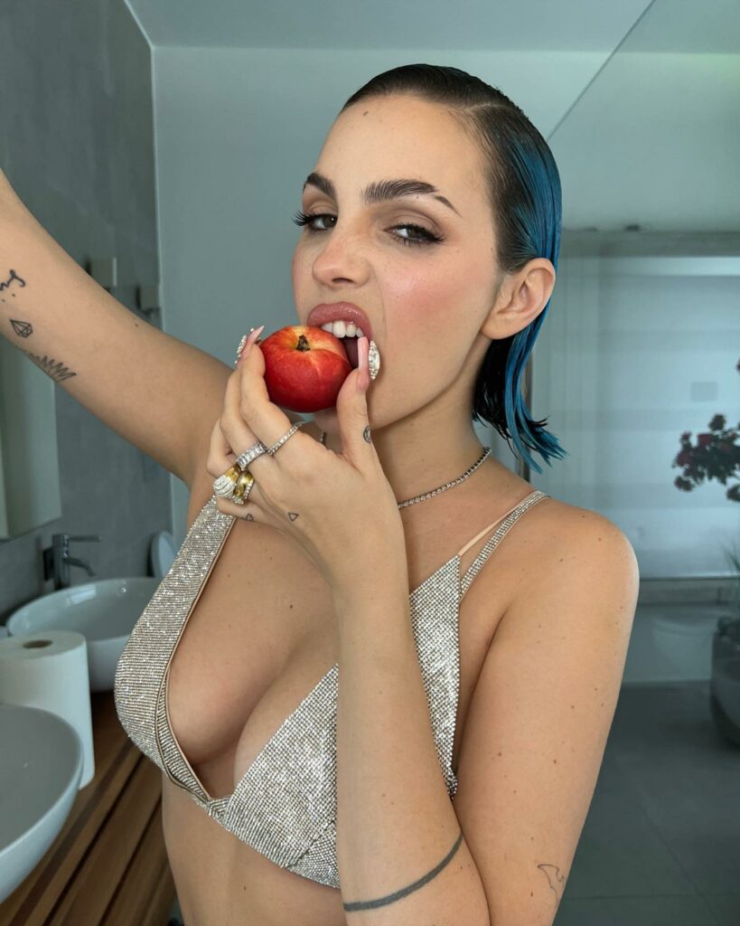 Rose Villan, auguri un cazzo… su Instagram incanta i suoi fan