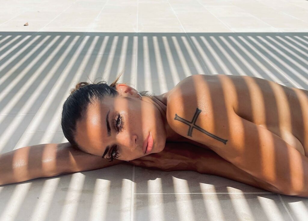 Elodie, la regina del pop italiano che ha conquistato milioni di cuori con la sua voce potente e il...