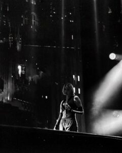 Benvenuti nel mondo di Rose Villan, la regina dell'ironia e della simpatia! Rose è una donna...