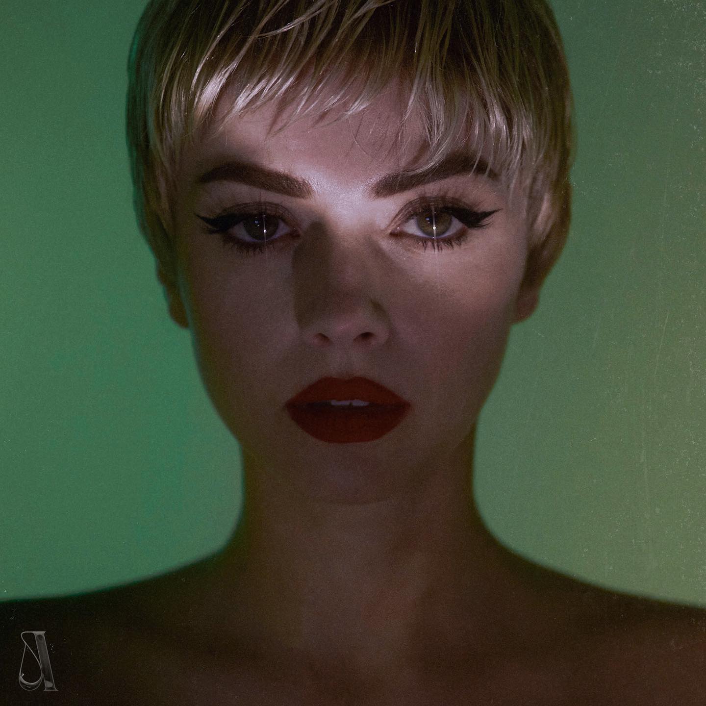 Annalisa Sembra sole ma è la luna piena
che brucia la schiena di una ragazza sola 
fuo...