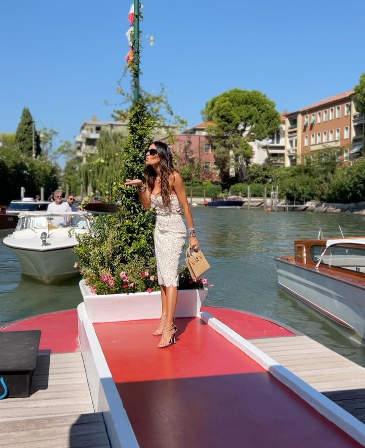 Elisabetta Gregoraci • Venezia, dove la magia incontra l’incanto 
• Total look  
• Mua:...