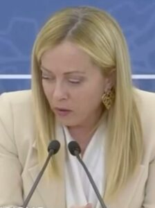 Selvaggia Lucarelli, “Occhi dritti e testa sulle spalle!”. Io vorrei capire perché in casa Giambruno/… su Instagram saluta i suoi fan