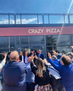 Benvenuti nel mondo di Flavio Briatore, l'imprenditore italiano dall'ego grande quanto la sua villa...