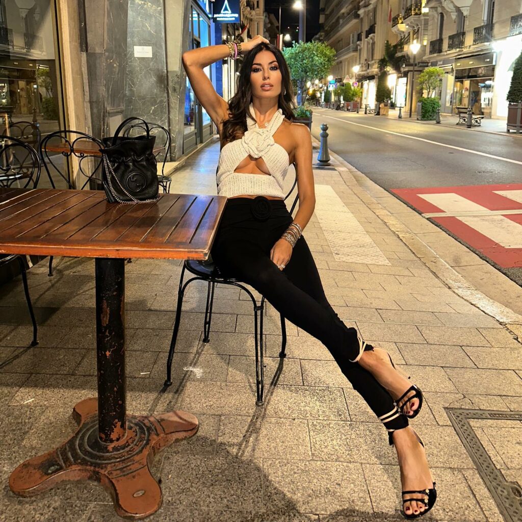 C'è una donna che ha conquistato il cuore degli italiani con il suo sorriso smagliante e la sua...