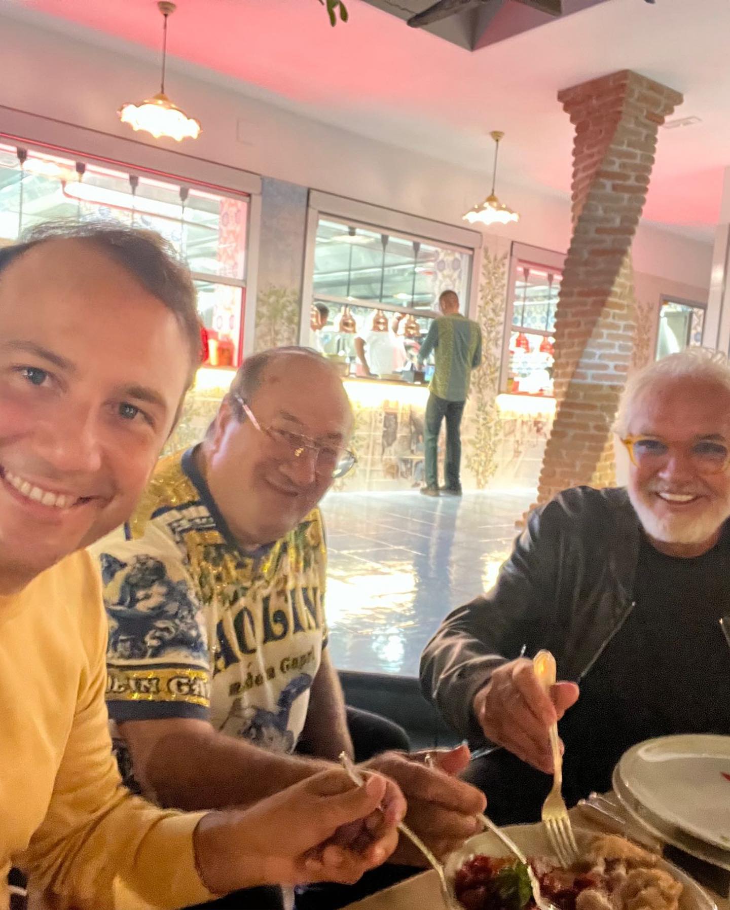 Flavio Briatore Serata tra amici con e Paolino del ristorante e la sua famosa Bomba di mozzar...