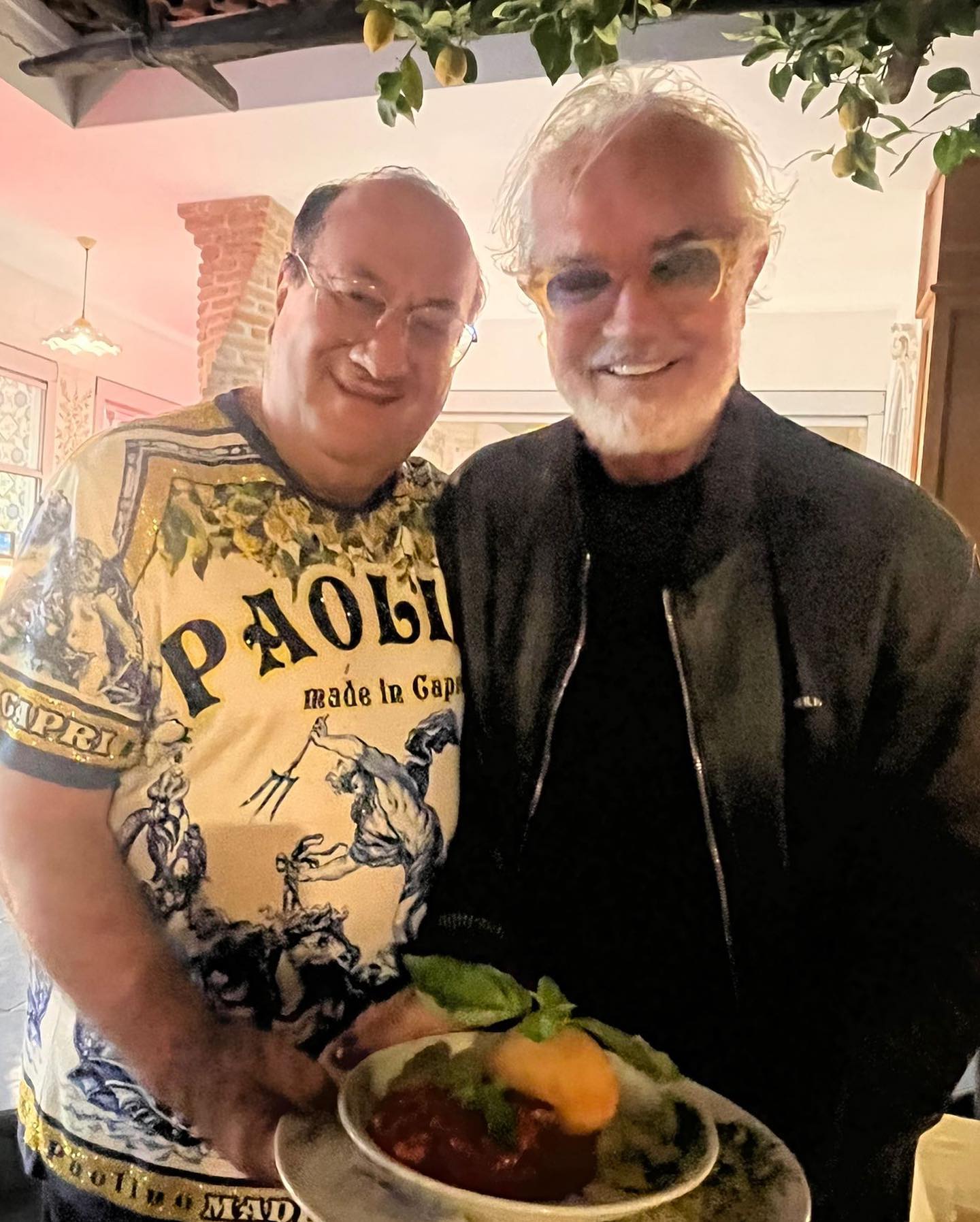 Flavio Briatore Serata tra amici con e Paolino del ristorante e la sua famosa Bomba di mozzar...