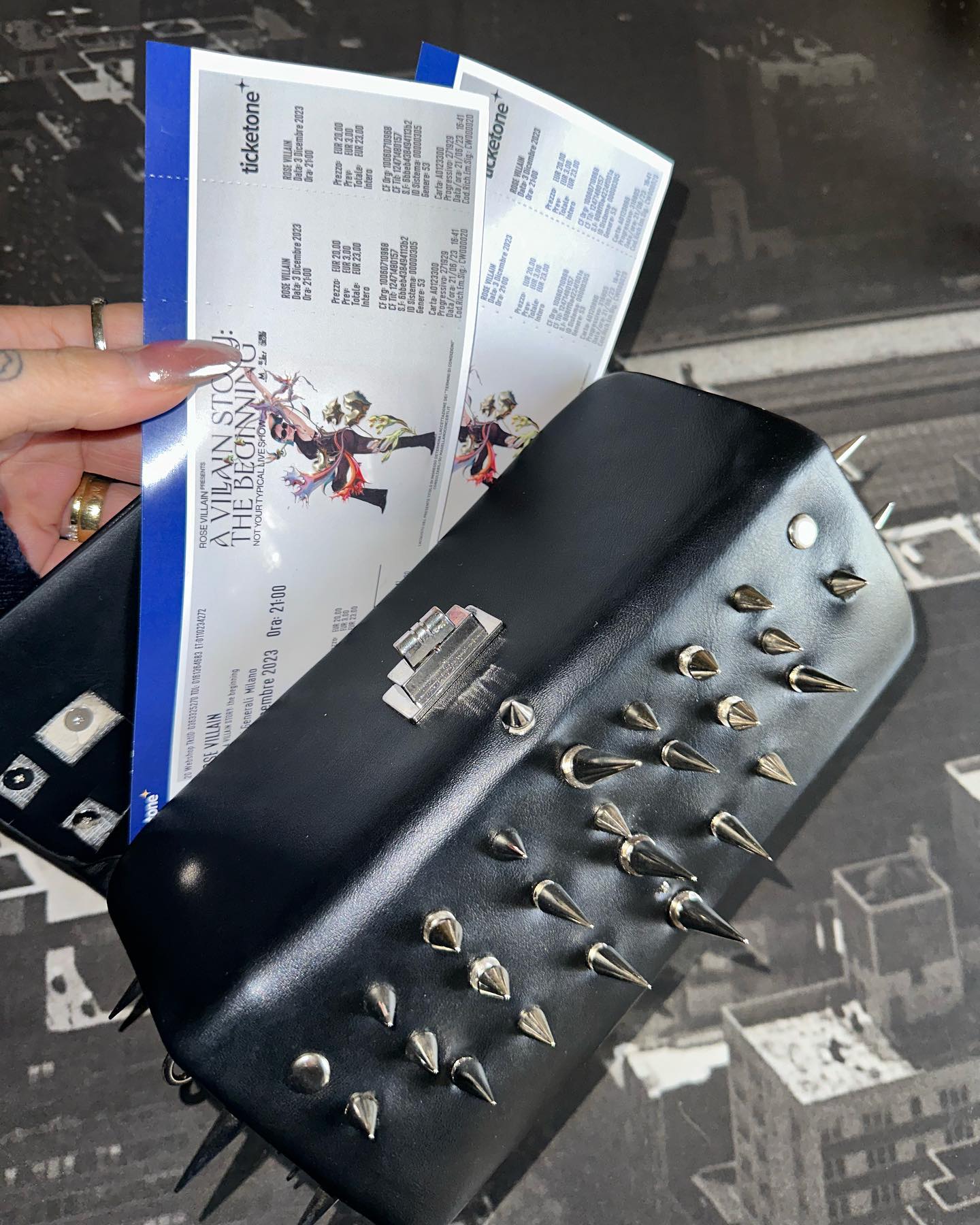 Rose Villan Ho comprato io gli ultimi due biglietti per il mio show a Milano. Uno è per la ...