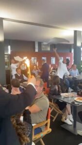 Se c'è una cosa che si può dire di Flavio Briatore, è che non passa di certo inosservato. Con il suo...