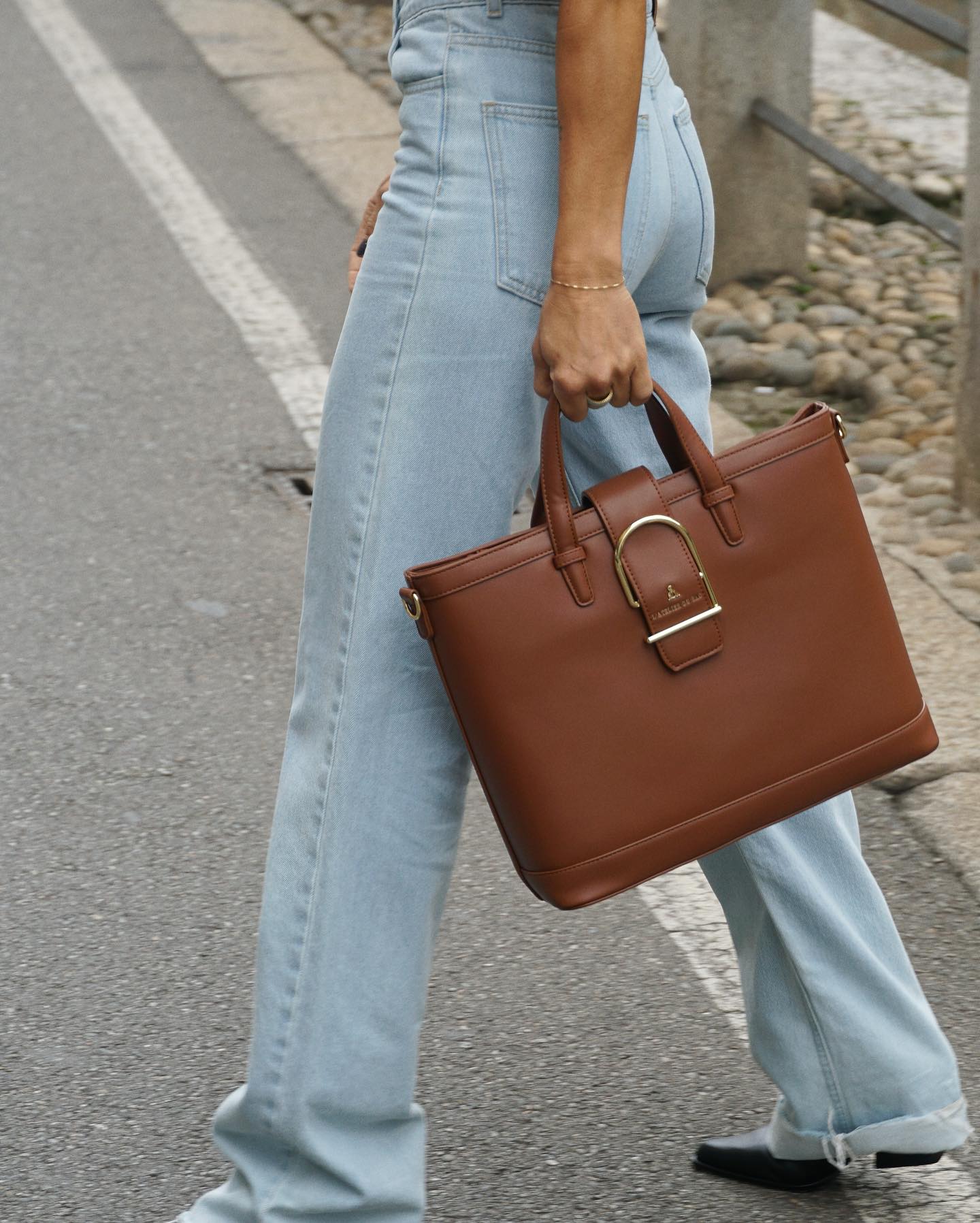 Elisabetta Canalis Strolling in Milan with my bag. Cool and in eco-leather!
adv...
