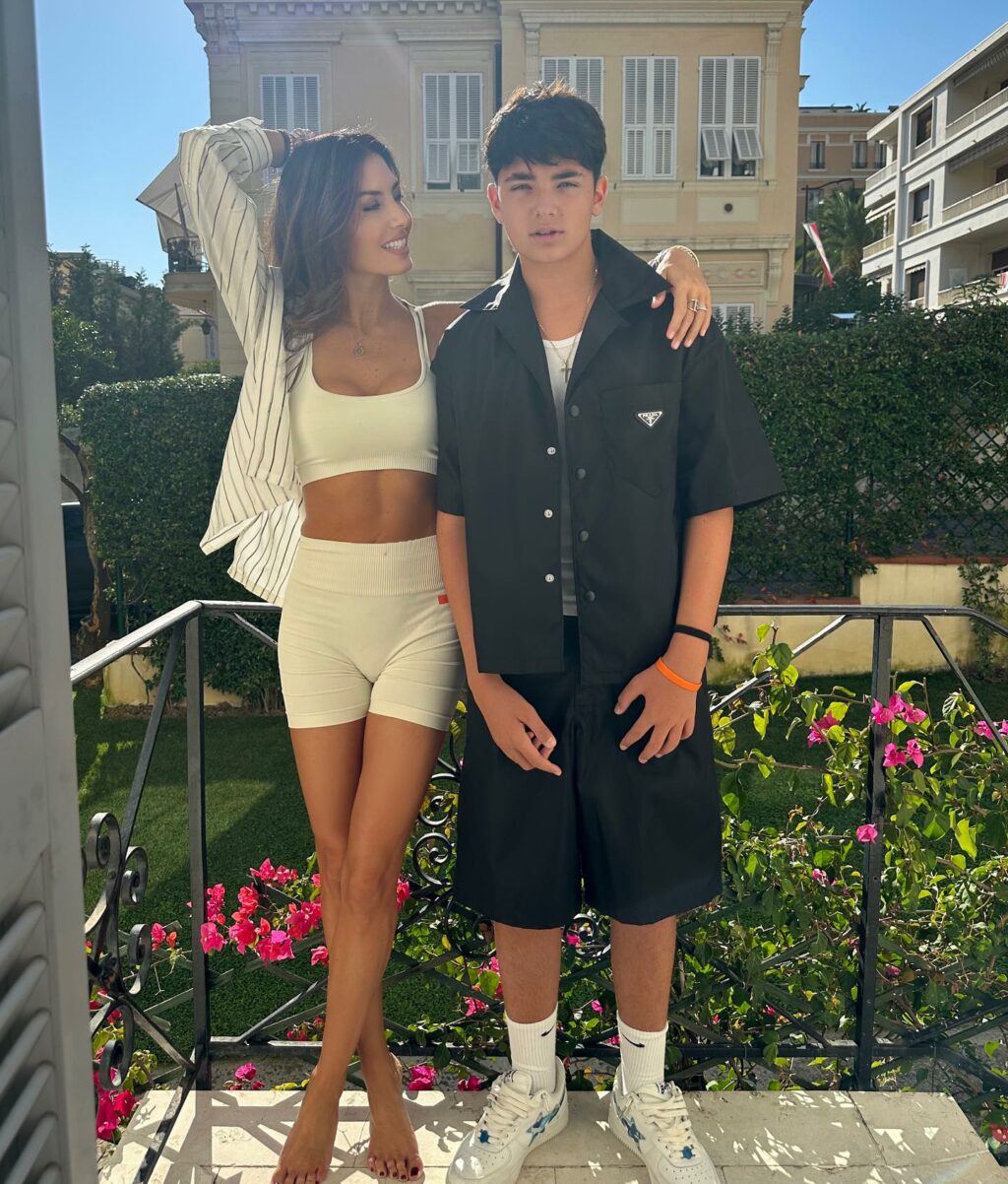 Elisabetta Gregoraci, • Nella frenesia della vita , la vera bellezza si trova nei momenti condivisi co… su Instagram per i suoi fan