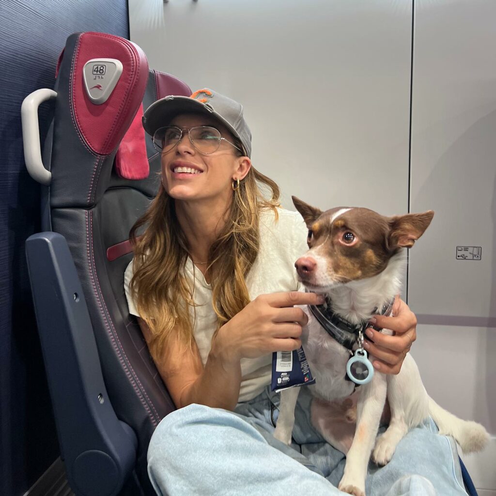 Elisabetta Canalis, In viaggio verso nuove avventure. Roma arrivoooooo… su Instagram per i suoi fan