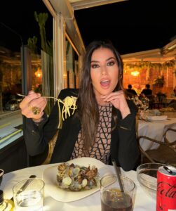 Elisabetta Gregoraci, • Give me pasta and Coca-Cola ,and l’ ll be happy… su Instagram delizia i suoi fan