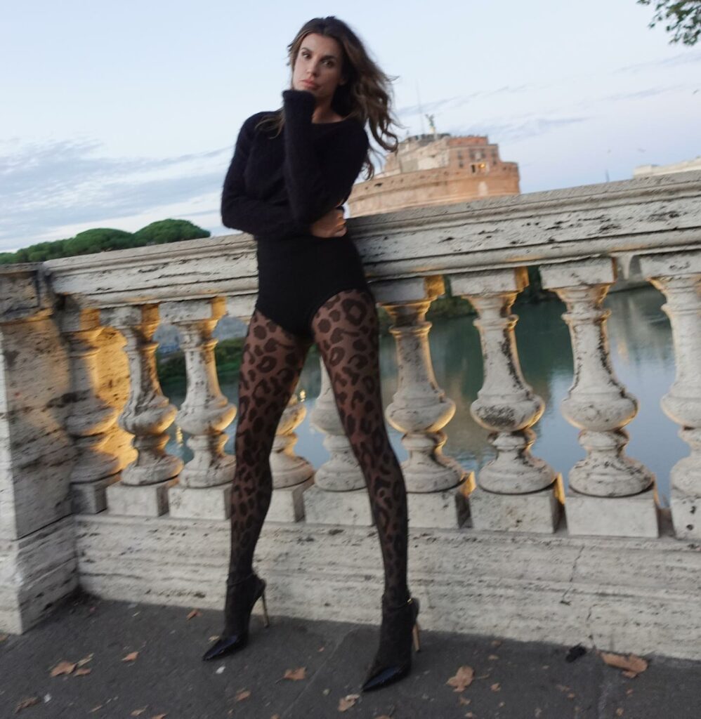 Elisabetta Canalis, Moving ahead is not the only way to move forward     adv… su Instagram incanta i suoi fan