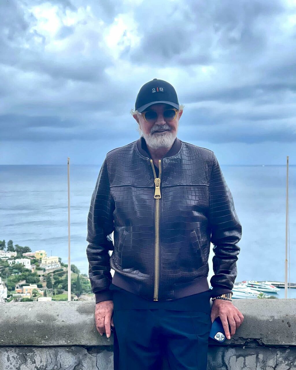 Flavio Briatore, l'imprenditore dal viso sorridente e dalla passione per lo stile di vita lussuoso...