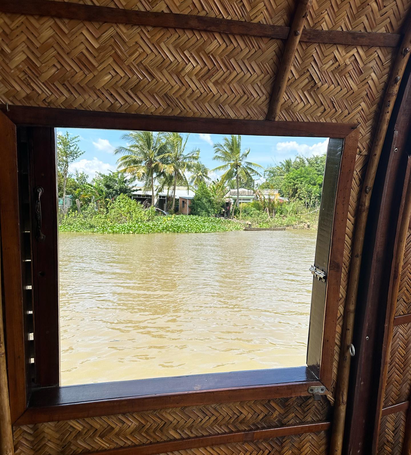 Elisabetta Gregoraci • Vietnam giorno 2 - Nel cuore del Delta del Mekong
A bordo dello Sanpam, una...