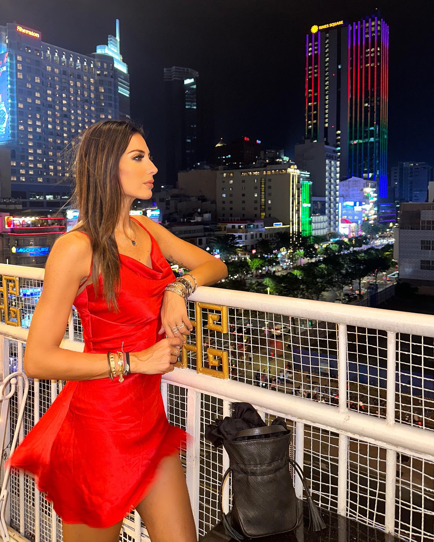 Elisabetta Gregoraci • Vietnam giorno 1 - Saigon
Anche conosciuta come Ho Chi Minh, la città ha una...