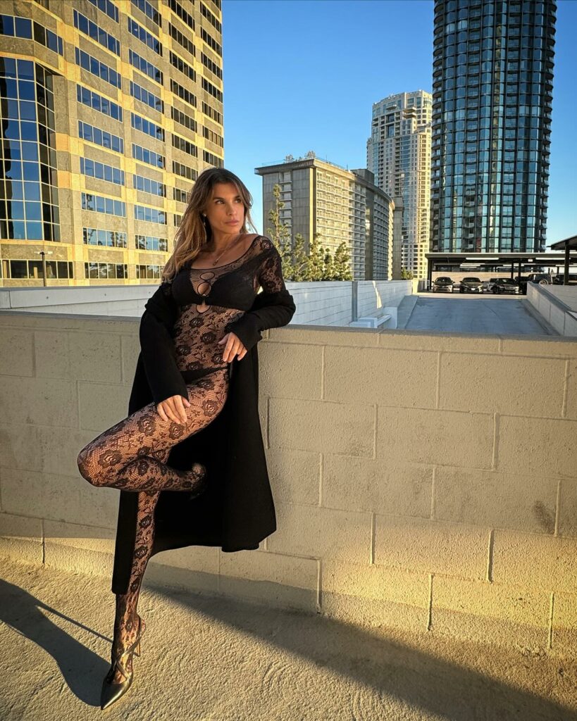 Elisabetta Canalis, And I’m feeling good with my new  jumpsuit   Adv… su Instagram incanta i suoi fan