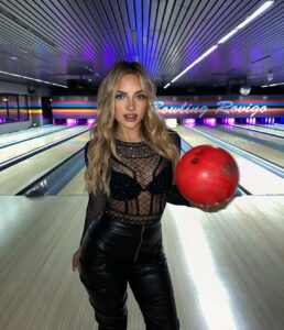 Nella misteriosa città di Aurora Baruto, dove il sole sorge sempre più luminoso e la notte sembra...