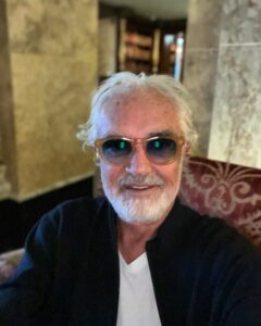 Vi presento Flavio Briatore, un personaggio dallo stile unico e inconfondibile, famoso per la sua...