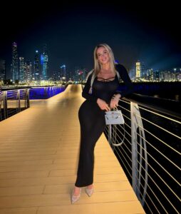 Immagina di essere catapultato nel colorato mondo di Diletta Leotta, la regina della conduzione...