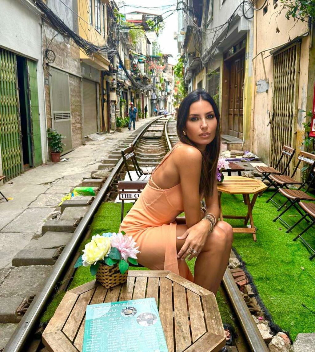 Elisabetta Gregoraci, • Vietnam, fine del tour . Tra i vicoli animati, le pagode secolari e la folle m… su Instagram incanta i suoi fan
