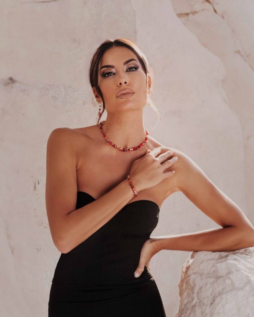 Elisabetta Gregoraci, Perfetti da regalare o da abbinare al vostro outfit per le feste: a me piacciono… su Instagram stupisce i suoi fan