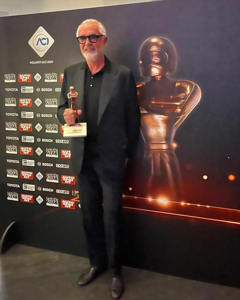 Flavio Briatore, Il premio alla carriera ricevuto ieri sera alla Cerimonia dei Caschi D’Oro…. su Instagram stupisce i suoi fan