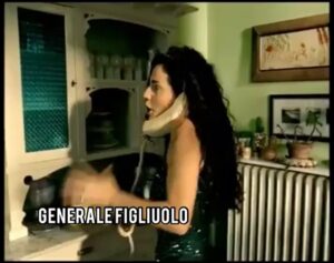 Selvaggia Lucarelli, “Chiunque passa va vaccinato”. (cit. generale Figluiolo)… su Instagram incanta i suoi fan