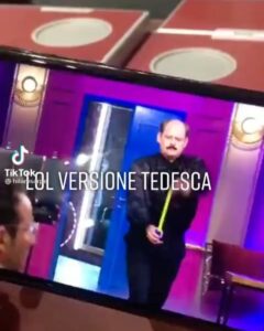 Selvaggia Lucarelli, VOGLIO SAPERE SUBITO COME STANNO LE COSE QUI. :) SONO GIÀ DALL’AVVOCATO…. su Instagram saluta i suoi fan