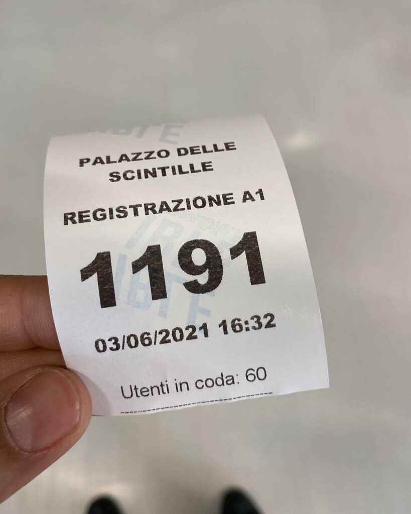 Selvaggia Lucarelli, Lorenzo, ora in fila per il vaccino, mi ha mandato fiero il suo numero (io sono … su Instagram per i suoi fan