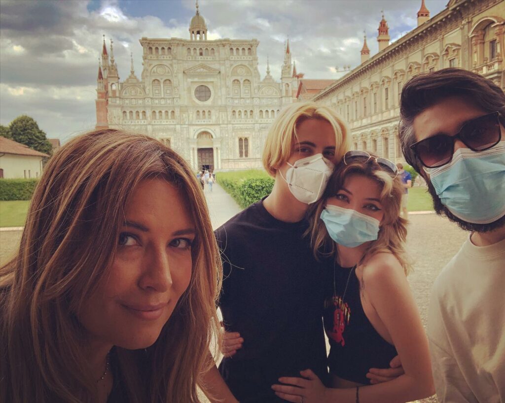 Che dire di Selvaggia Lucarelli? Un vero e proprio vulcano mediatico pronto a eruttare commenti...