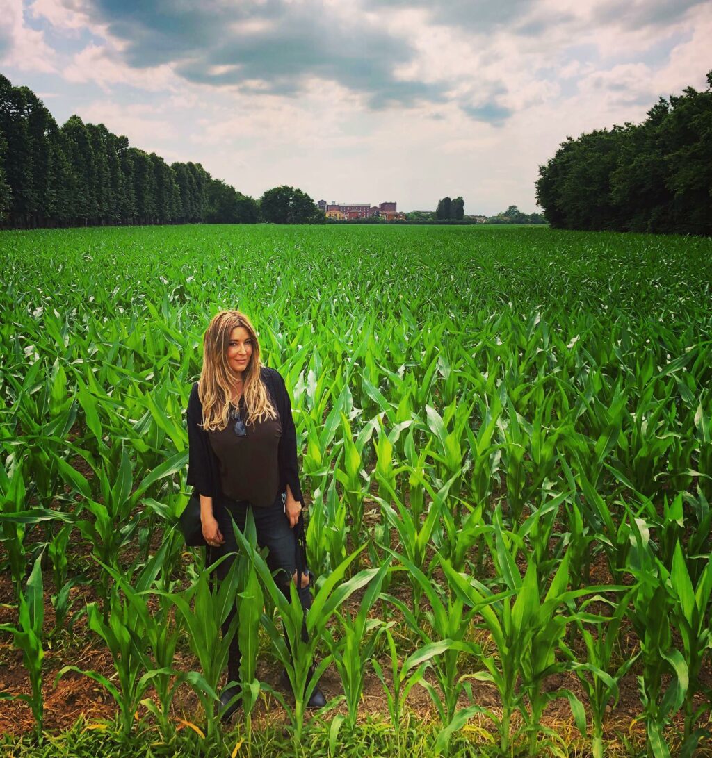 Se c'è una cosa che Selvaggia Lucarelli sa fare bene, è far parlare di sé. Con la sua ironia...