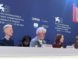 Almodovar sostiene l’eutanasia e condanna i discorsi d’odio.