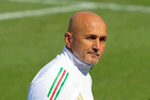 Spalletti si assume la responsabilità per l’eliminazione agli Europei, ma Gravina gli conferisce fiducia