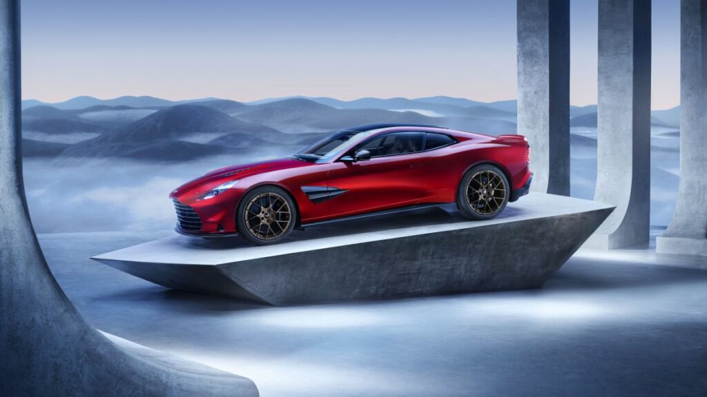L'iconica Aston Martin presenta la potente Vanquish, simbolo dei suoi 111 anni di storia. Con un...