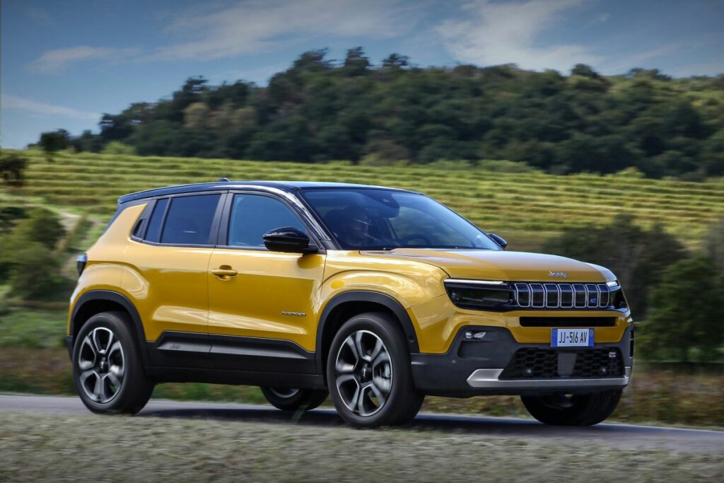 Il mercato automobilistico italiano conferma la leadership di Jeep Avenger nel segmento B-SUV...