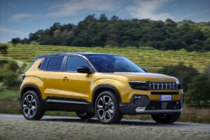 Il mercato automobilistico italiano conferma la leadership di Jeep Avenger nel segmento B-SUV...
