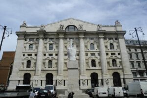 Il testo descrive l'apertura in ribasso a Piazza Affari, con l'indice Ftse Mib che segna -1,25% a...