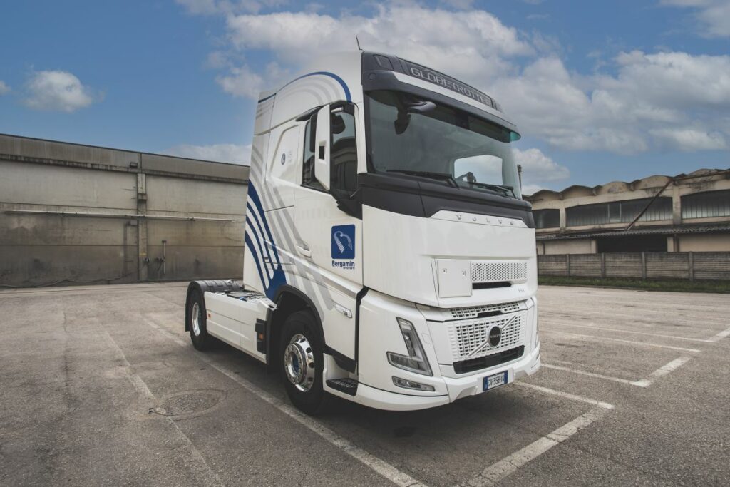 Volvo consegna uno dei primi camion FH Aero all’azienda di trasporti Bergamin