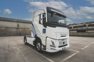 Volvo consegna uno dei primi camion FH Aero all’azienda di trasporti Bergamin