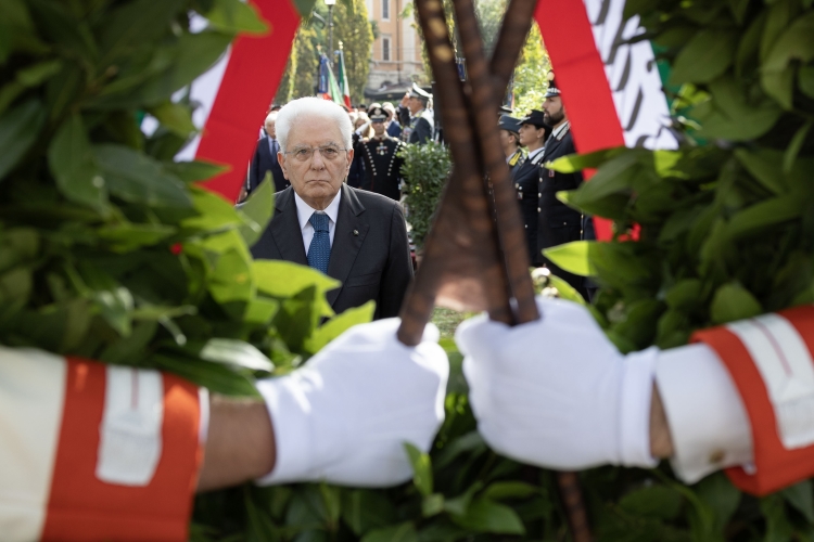 Il Presidente della Repubblica, Sergio Mattarella, ha deposto due corone d'alloro a Porta San Paolo...